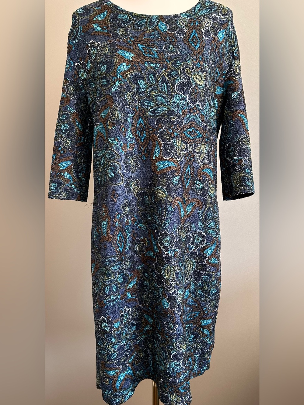 RIANI Textured Print Shift Midi Dress in Navy Multi
Designed in Germany.